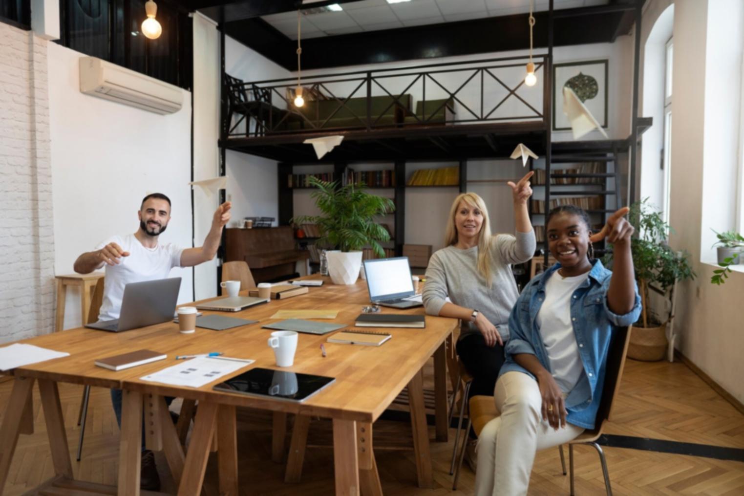 Professionelle Finanzberatung in modernem Büro mit persönlicher Atmosphäre
